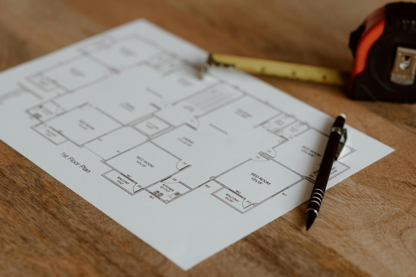Commandes de base AutoCAD, ligne (LINE), polyligne (PLINE), cercle (CIRCLE), rectangle (RECTANGLE), arc (ARC), ellipse (ELLIPSE), offset (OFFSET), trim (TRIM), extend (EXTEND), move (MOVE), copy (COPY), rotate (ROTATE), scale (SCALE), mirror (MIRROR), fillet (FILLET), chamfer (CHAMFER), erase (ERASE), zoom (ZOOM), pan (PAN), undo (U), redo (REDO), array (ARRAY), hatch (HATCH), layer (LAYER), properties (PROPERTIES), matchprop (MATCHPROP), explode (EXPLODE), grip editing, snap (OSNAP)